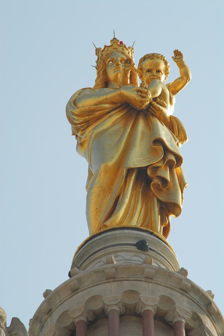 la monumentale statue de la Vierge (c) DR