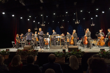 Ezio Greggio, Maurizio DiMaggio e l’Orchestra Filarmonica di Sanremo. (c) ©R.Calò