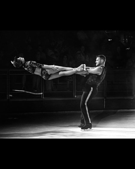 Bounce Spin ou Hand Banger. Figure de patinage artistique en couple réalisée à bord d’un navire de croisière Royal Caribbean avec mon partenaire de patinage. (c) @marvelous.marvin et @himmat_sihag.