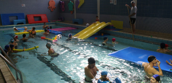 Les bébés nageurs surfent sur la vague