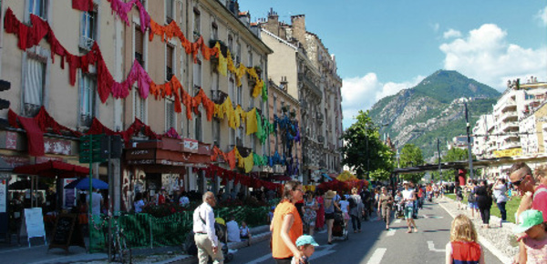 Fête des Tuiles à Grenoble: entre festivités et militantisme 