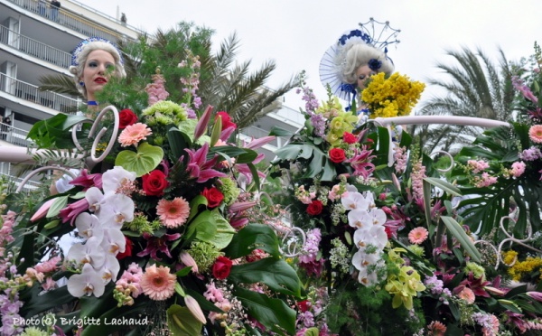 BATAILLE DE FLEURS  SUR LA PROMENADE DES ANGLAIS A NICE