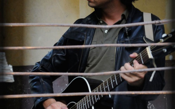 Nicolas Ghetti chante Deux sexes sur la terre au Sentier des Halles 