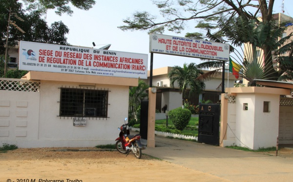 Signalétique sur les écrans de télévision au Bénin : Le silence coupable de la HAAC