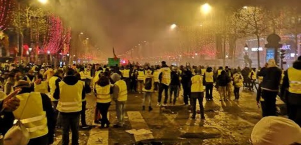 Gilets jaunes sur les Champs-Élysées