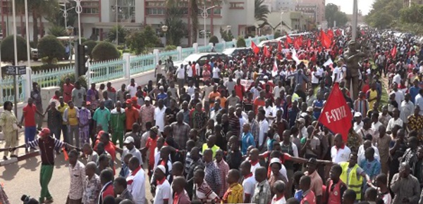 Burkina: drapeaux rouges dans les rues