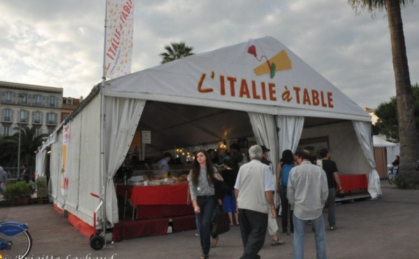 L'ITALIE A TABLE AVEC LES COULEURS TRICOLORES A NICE