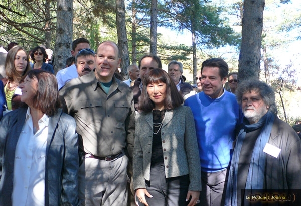 Lors de la visite de l'oeuvre de Yoko Grandsagne < Moulin à prières > accompagné par poème de Gilles Montelatici Lors de la visite de l'oeuvre de Yoko Grandsagne < Moulin à prières > accompagné par poème de Gilles Montelatici